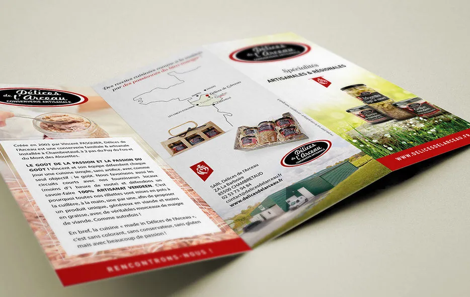 Flyer 3 volets ouvert de Délices de l'Arceau présentant les spécialités artisanales
