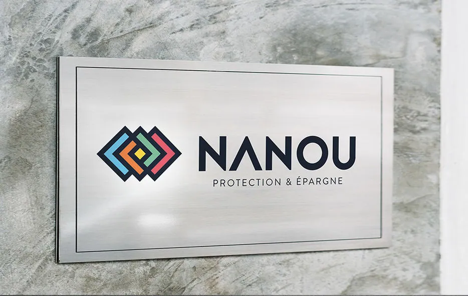 Logo NANOU Protection & Épargne, losanges multicolores entrelacés