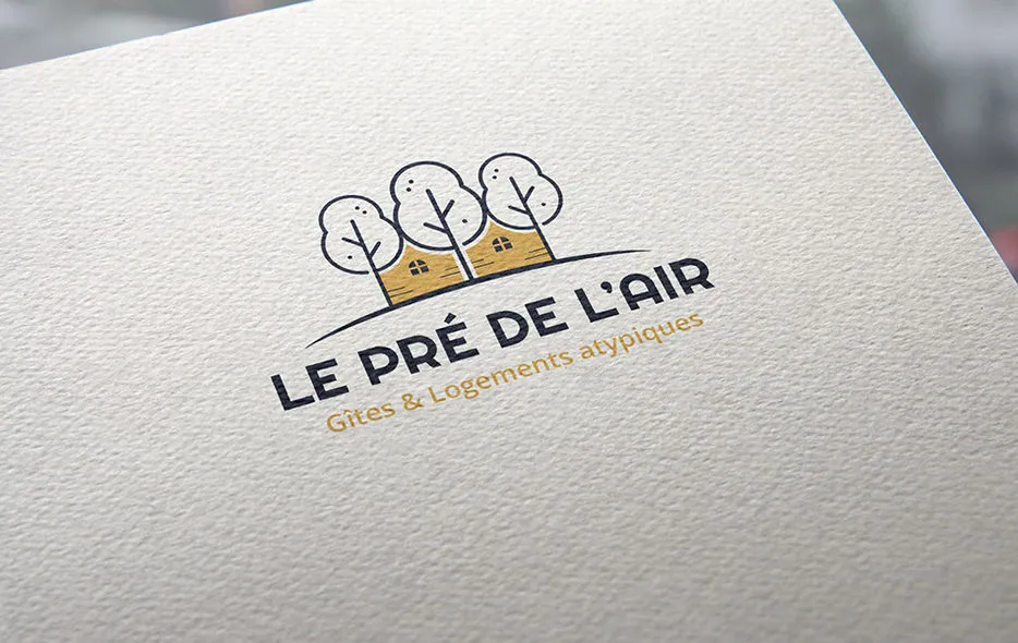 Logo Le Pré de l'Air, gîtes et logements atypiques, trois arbres au-dessus d'un toit