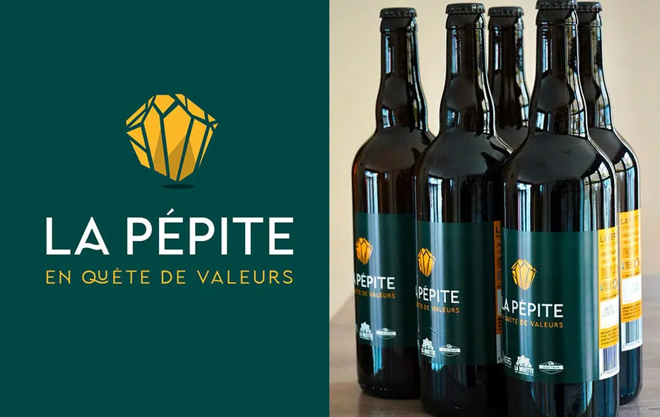Logo de la bière La Pépite, une pépite dorée, et bouteilles avec leur étiquette verte