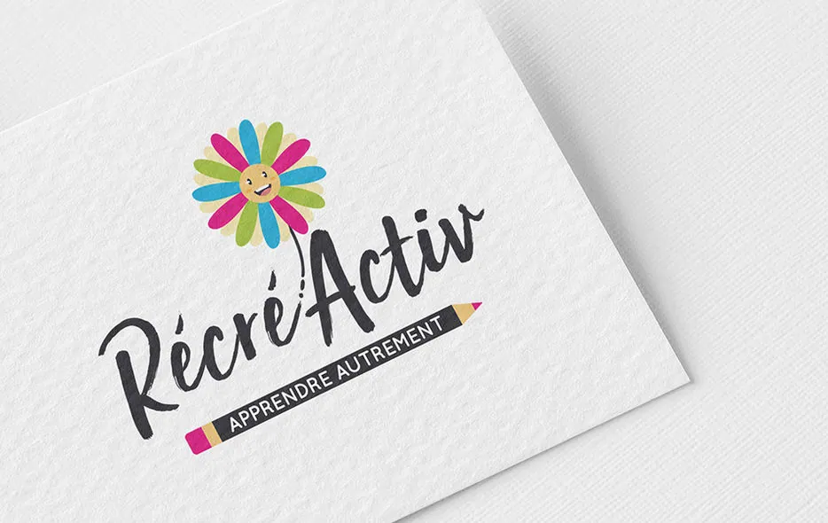 Logo RécréActiv « Apprendre autrement », fleur souriante et crayon