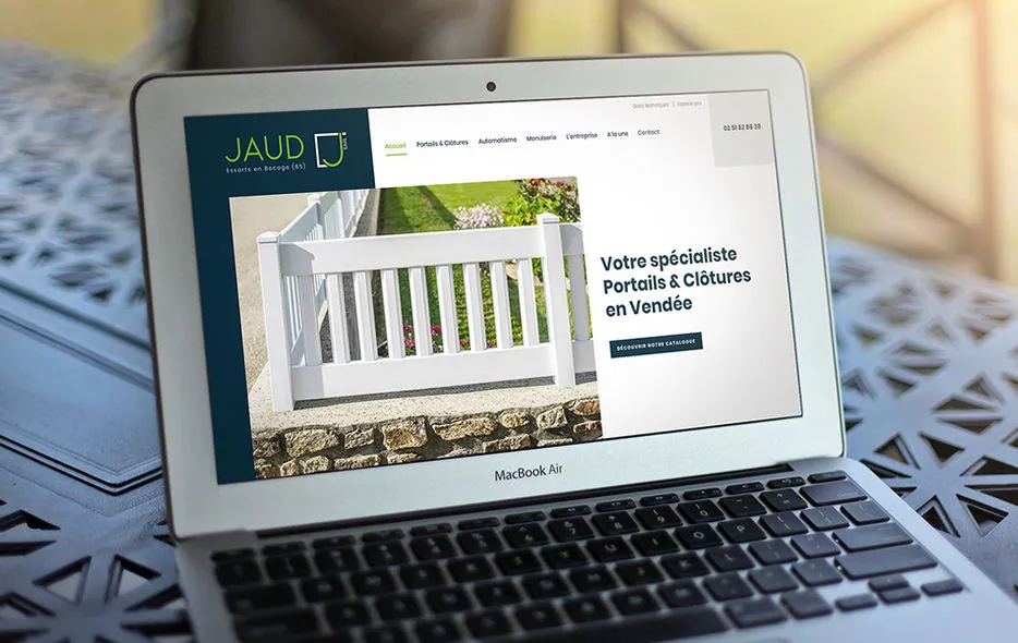 Site vitrine JAUD, spécialiste des portails et clôtures en Vendée, sur ordinateur portable