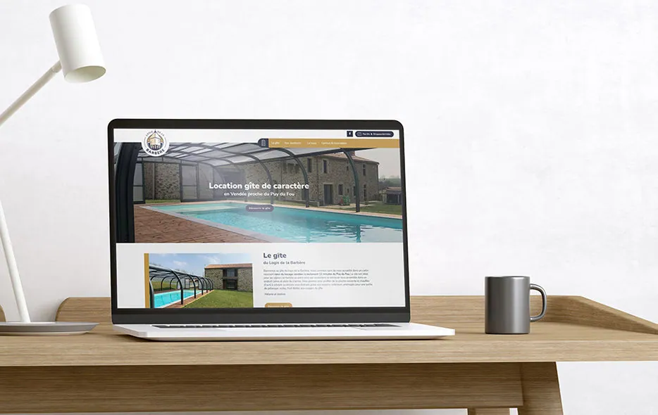 Site internet du gîte Logis de la Barbère, piscine en page d'accueil, sur ordinateur portable