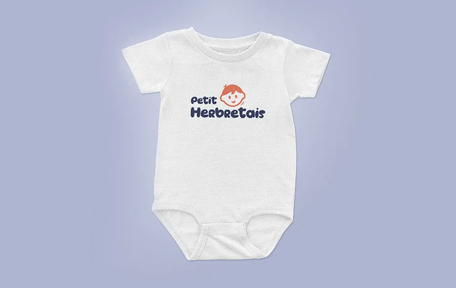 Logo brodé « Petit Herbretais » sur un body pour bébé, créé pour JMR