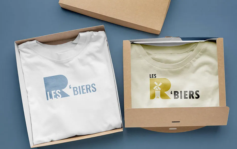 Logos « Les R'biers » sur deux t-shirts dans une boîte, créés pour JMR