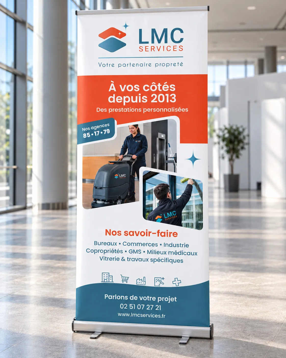 Roll-up LMC Services déployé dans un hall, avec les métiers du nettoyage présentés en bleu et orange
