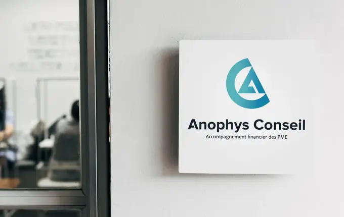 Logo Anophys Conseil, accompagnement financier des PME, sur panneau mural