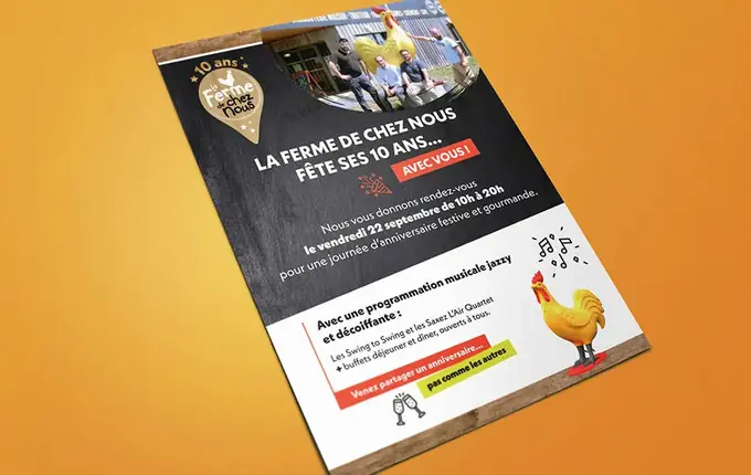 Affiche des 10 ans de La Ferme de Chez Nous sur fond jaune, avec le coq de la marque
