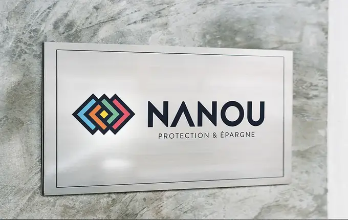Logo NANOU Protection & Épargne, losanges multicolores entrelacés