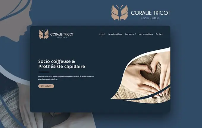 Site internet de Coralie Tricot, socio-coiffeuse et prothésiste capillaire, page d'accueil bleu nuit