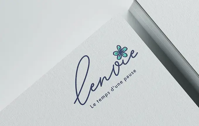 Logo manuscrit de l'association Lenvie « Le temps d'une pause » avec une fleur bleue