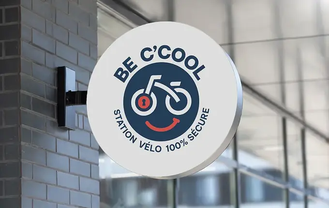 Logo Be C'Cool « Station vélo 100 % sécurisée » sur une enseigne ronde