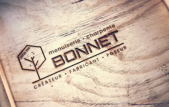 Logo de la Menuiserie Bonnet, menuiserie et charpente, gravé sur bois
