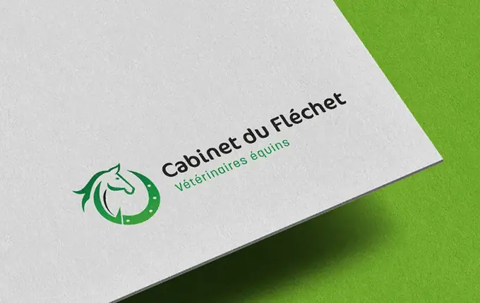 Logo du Cabinet du Fléchet, vétérinaires équins, cheval stylisé dans un fer à cheval vert