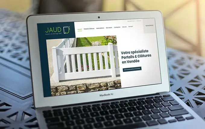 Site vitrine JAUD, spécialiste des portails et clôtures en Vendée, sur ordinateur portable
