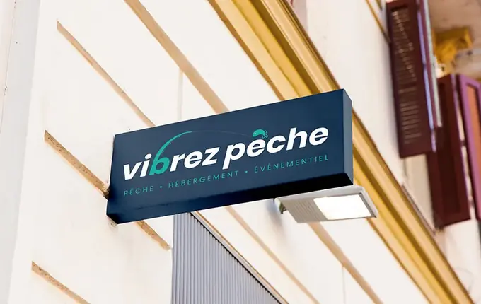 Logo Vibrez Pêche, pêche, hébergement et événementiel, sur une enseigne