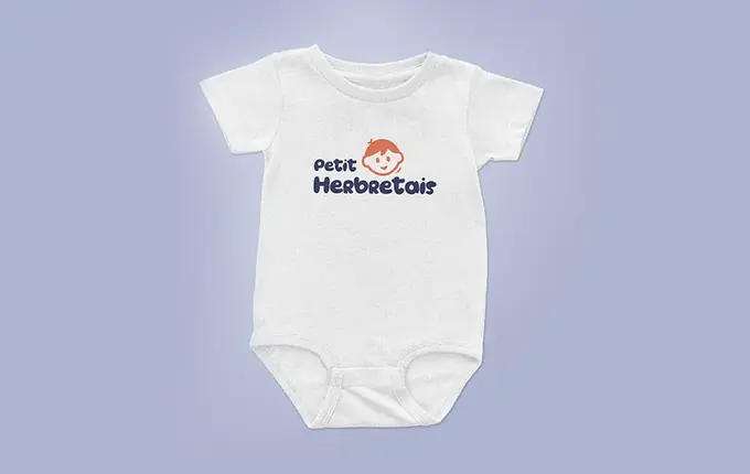 Logo brodé « Petit Herbretais » sur un body pour bébé, créé pour JMR