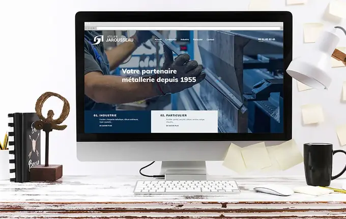 Site internet de l'Atelier Jarousseau « Votre partenaire métallerie depuis 1955 » sur écran