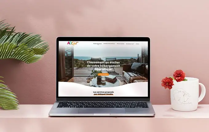 Site internet d'Adéquat Vendée, classement en étoiles des hébergements, sur ordinateur portable