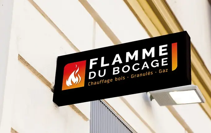 Logo Flamme du Bocage, chauffage bois, granulés et gaz, sur une enseigne